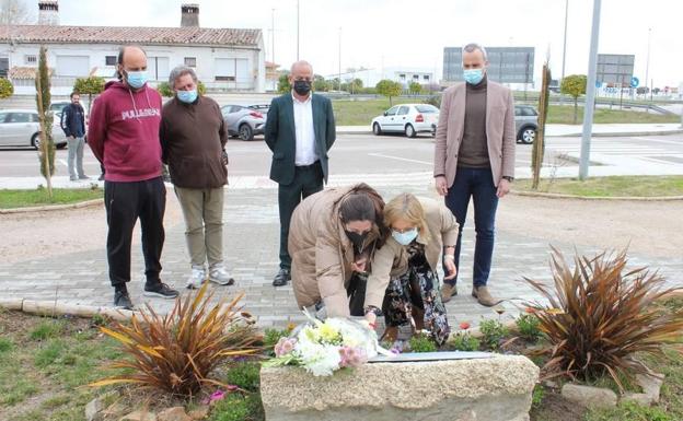 Imagen principal - El Ayuntamiento arroyano rinde homenaje en el segundo aniversario del inicio de la pandemia