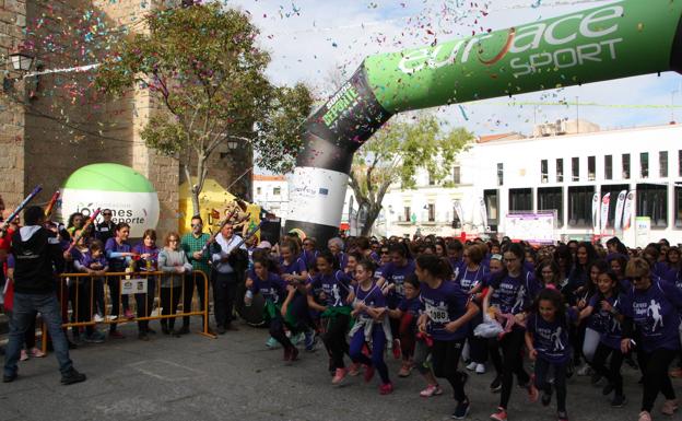 Imagen principal - Arriba, salida de la edición de 2019. Debajo, cartel de la próxima edición de la carrera. 