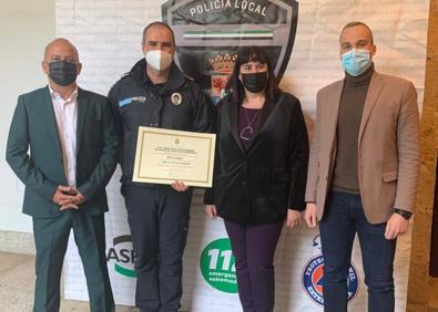 Imagen secundaria 1 - Arriba, foto de familia de autoridades y premiados. Debajo; el concejal Santos Jorna, la consejera Begoña García, el jefe de policía arroyano y Carlos Caro, alcalde de Arroyo de la Luz. 