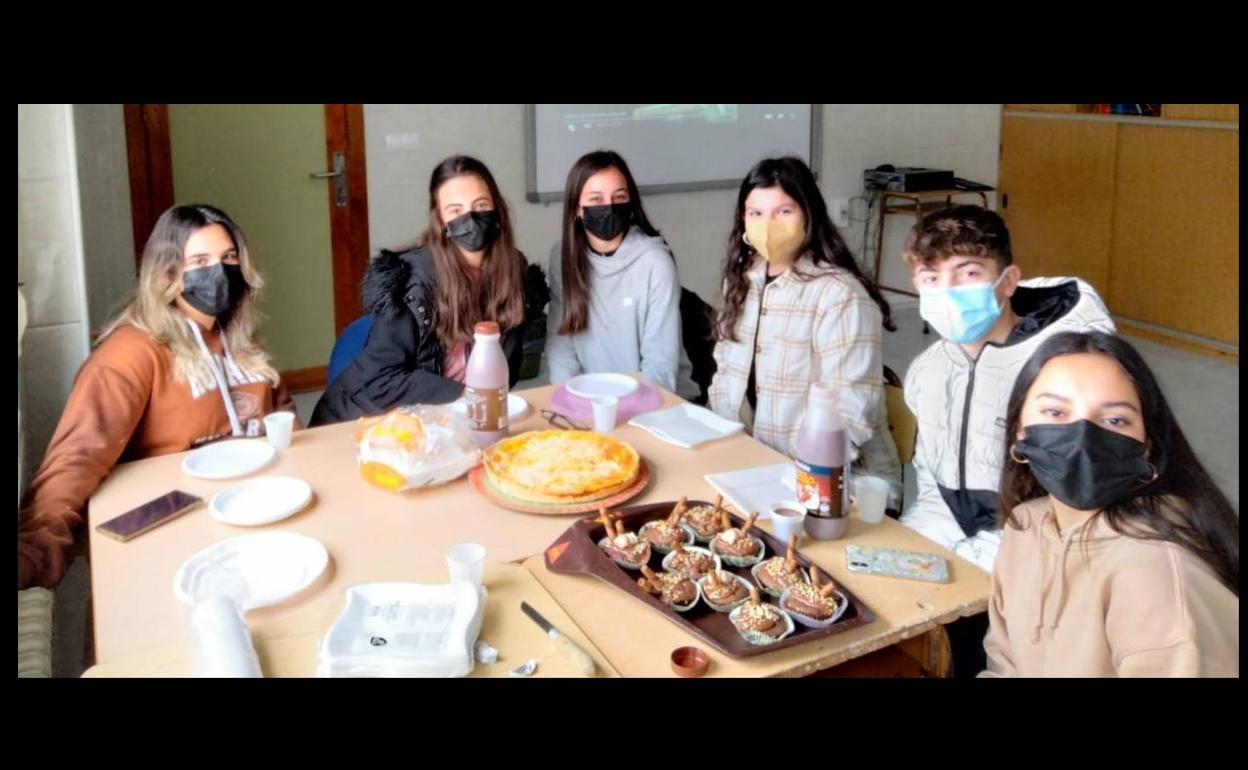 Algunos alumnos degustando los dulces. 