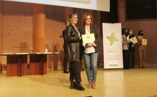 Imagen principal - Ana Vega y Begoña Golfe durante la recogida del reconocimiento. 