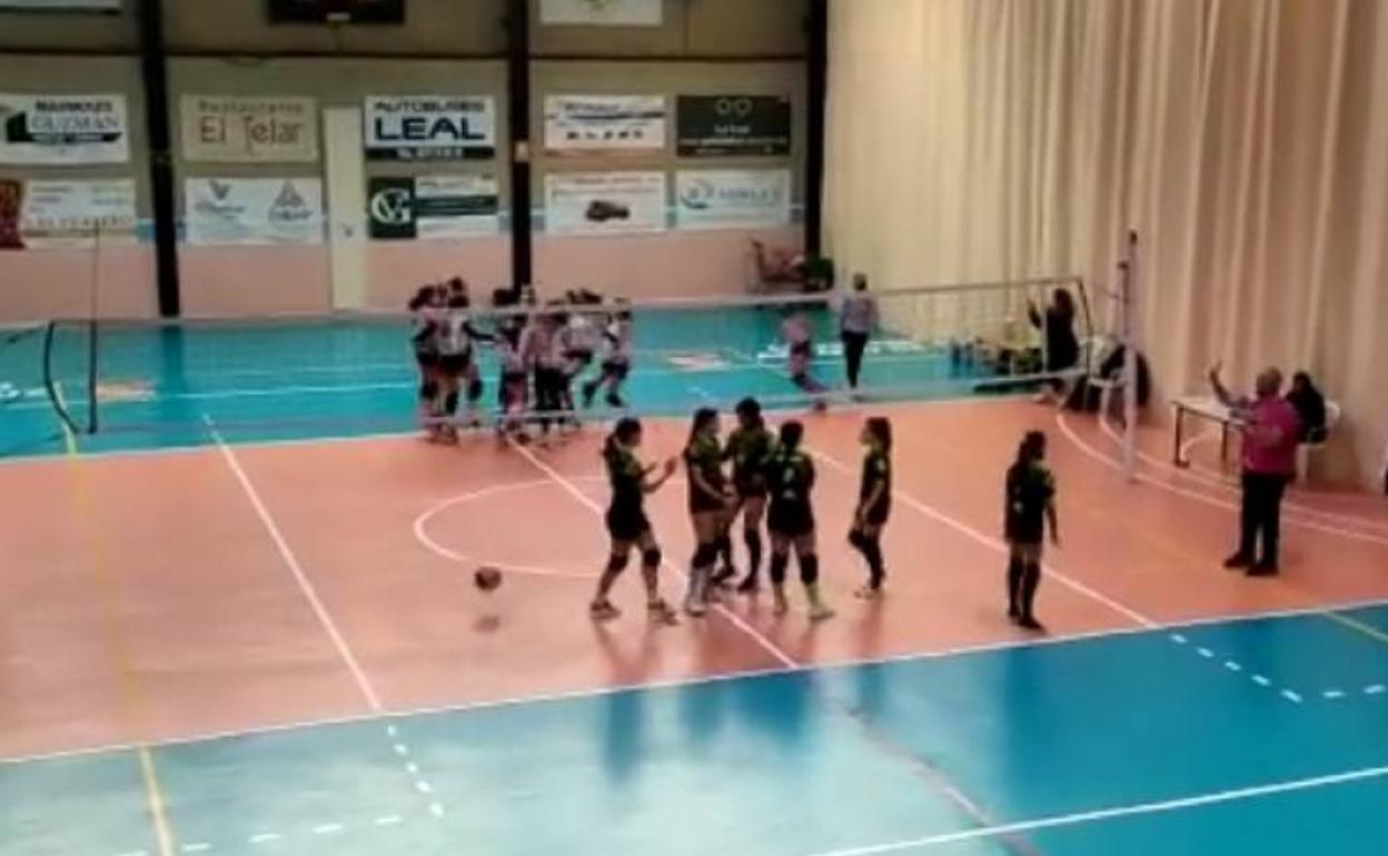 Al fondo, las infantiles arroyanas celebran su victoria. 