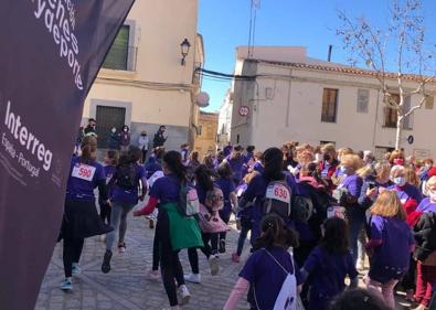 Imagen secundaria 1 - Más de un millar de personas recorrieron las calles de Arroyo de la Luz durante la Carrera de la Mujer