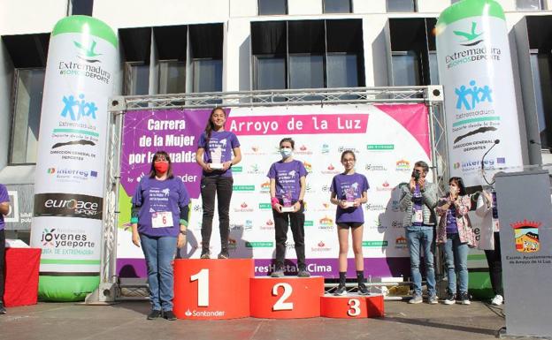 Imagen principal - Arriba: ganadoras. Debajo: autoridades y premiados y sesión de zumba tras la carrera.
