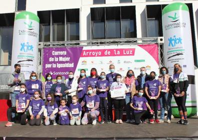 Imagen secundaria 1 - Arriba: ganadoras. Debajo: autoridades y premiados y sesión de zumba tras la carrera.
