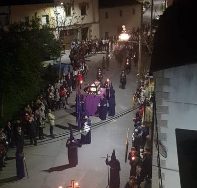 Imagen principal - Los arroyanos acompañan las procesiones del Viernes Santo