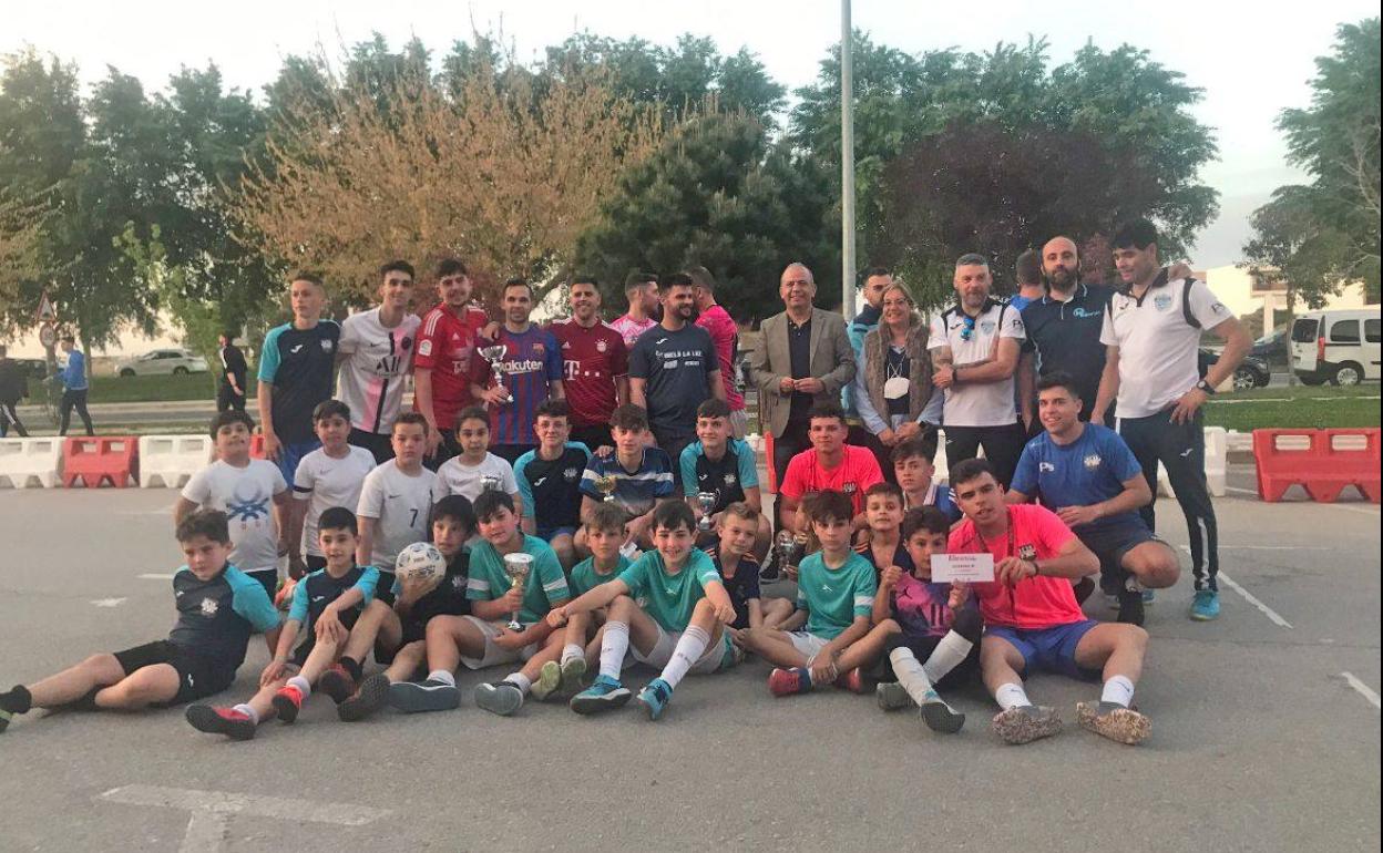 Participantes unto con las autoridades. 