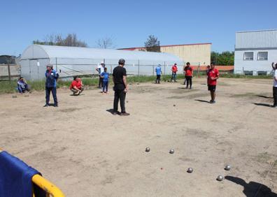 Imagen secundaria 1 - 32 parejas participaron en el VII Trofeo Local de Petanca 'Día de la Luz'