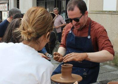 Imagen secundaria 1 - La XII Feria de Artesanía reunió un gran número de puestos y visitantes