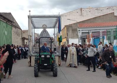 Imagen secundaria 1 - La Virgen llegando al Centro Infantil.