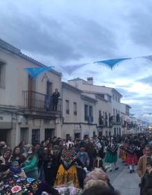 Imagen secundaria 2 - Los arroyanos arropan a su patrona durante la bajada