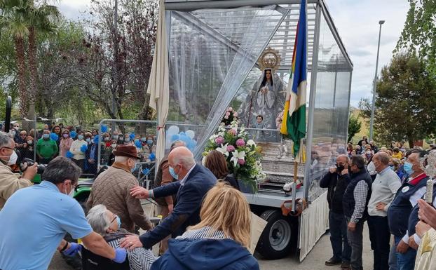 Imagen principal - Los arroyanos arropan a su patrona durante la bajada