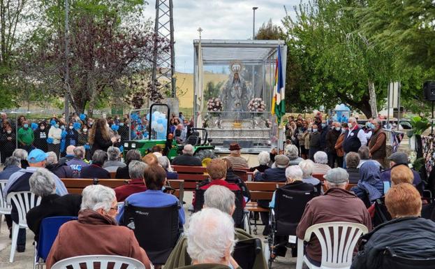 Imagen principal - Arroyo llenó La Corredera para despedir a la Virgen