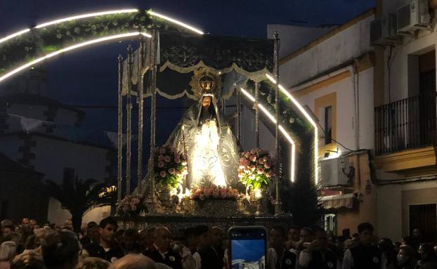 Imagen principal - Arroyo llenó La Corredera para despedir a la Virgen
