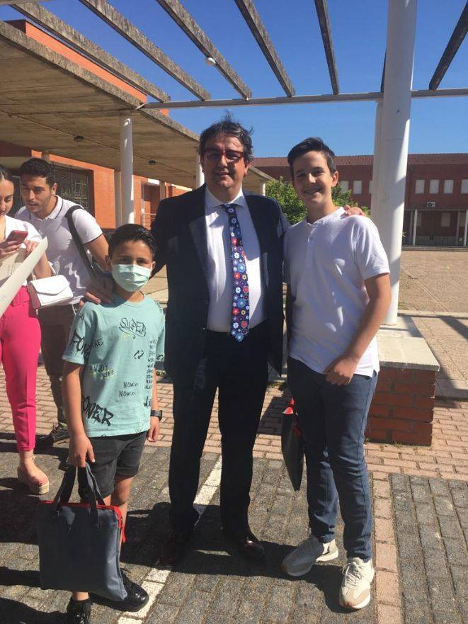 Imagen principal - Los dos jóvenes arroyanos que participan en el consejo junto al vicepresidente segundo y consejero de Sanidad José María Vergeles.