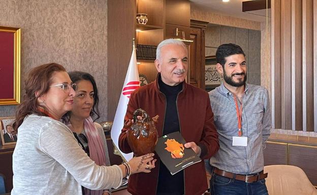 Imagen principal - Entrega del Botijo y folletos al alcalde turco.