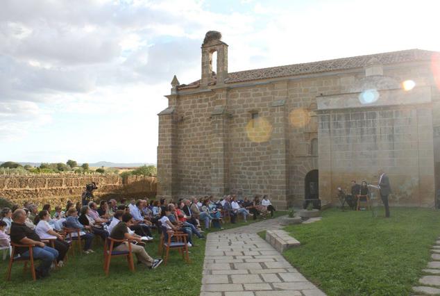 El acto se desarrolló en el entorno idílico del Convento Franciscano.