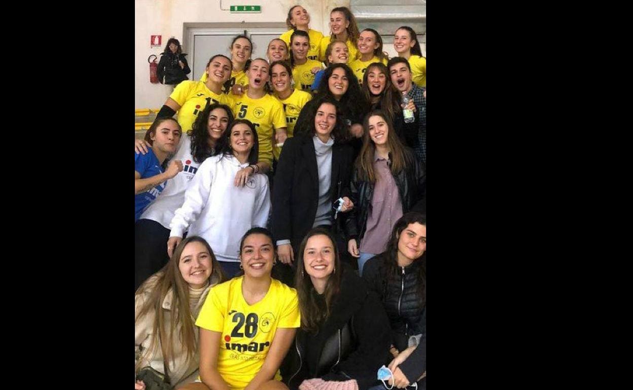 Ana Lucas (28) junto a compañeras y seguidores del Gioca Volley Team Urbino. 