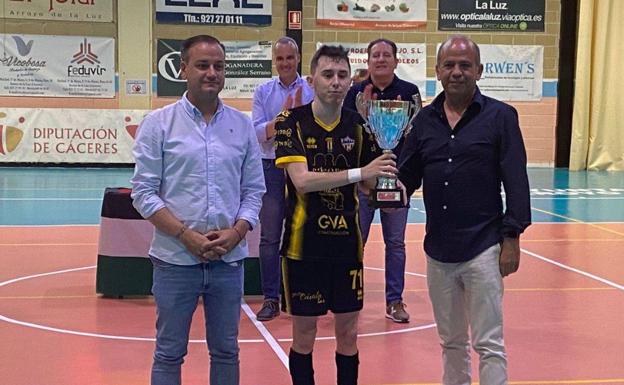 Imagen principal - Arriba; entrega del trofeo a los ganadores. Debajo izquierda; entrega del trofeo a los subcampeones. Debajo derecha; entrega del trofeo al meor jugador. 