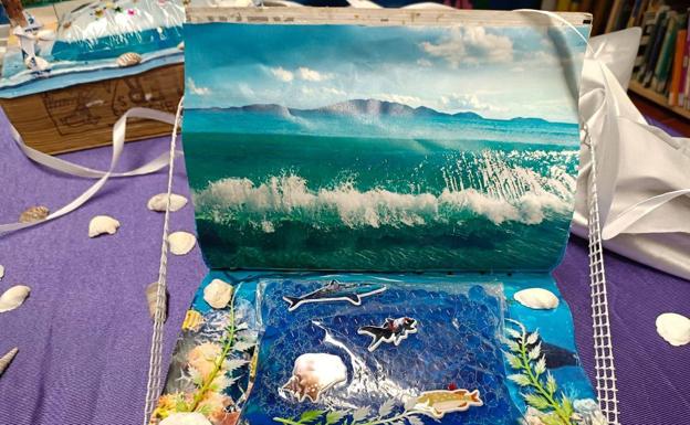 Imagen principal - Exposición libros con agua y taller sobre los océano