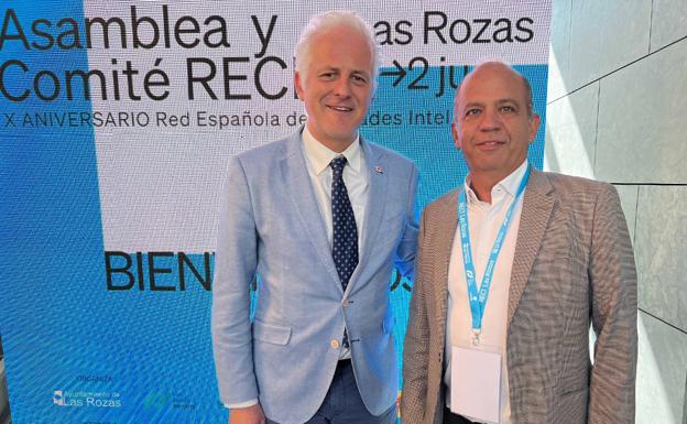 El diputado Santos Jorna (dcha) junto al presidente de la Red y alcalde de Logroño, Pablo Hermoso de Mendoza.