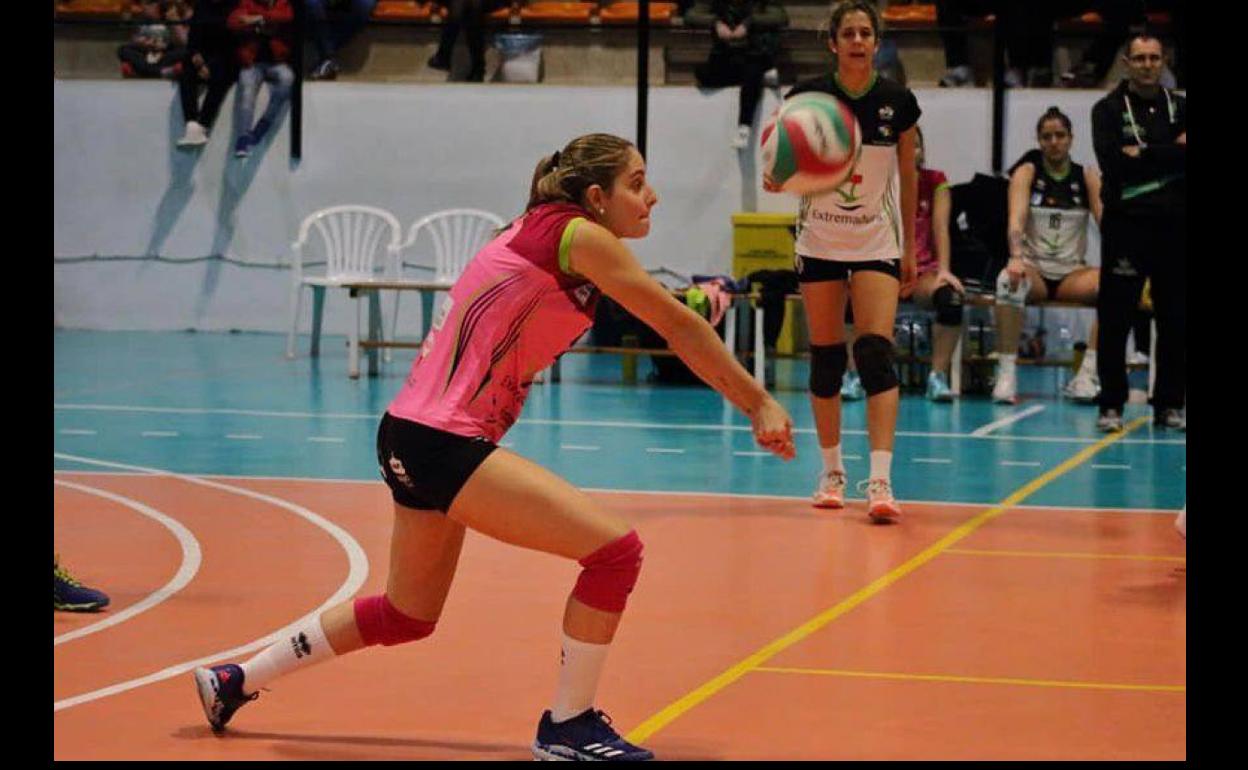 Bea Gómez concreta un toque de antebrazos, su mejor gesto técnico. 