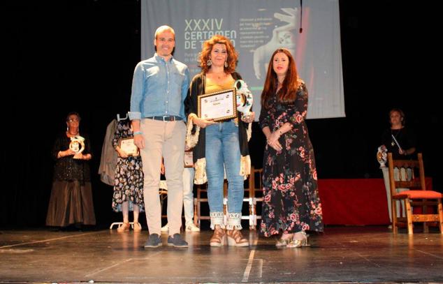 Foto de familia de los premiados junto a las autoridades. 