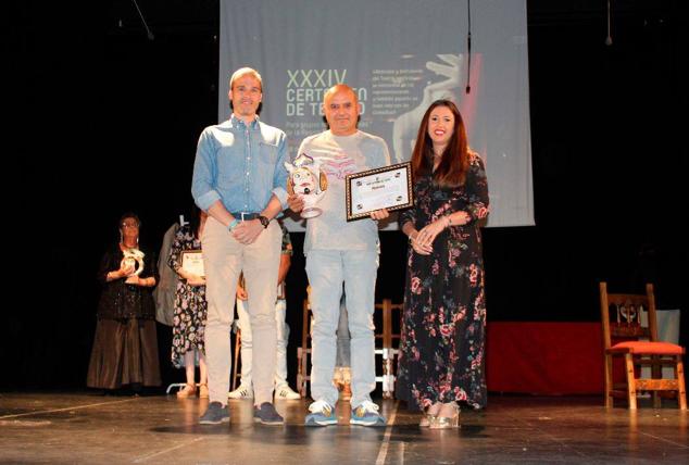 Foto de familia de los premiados junto a las autoridades. 