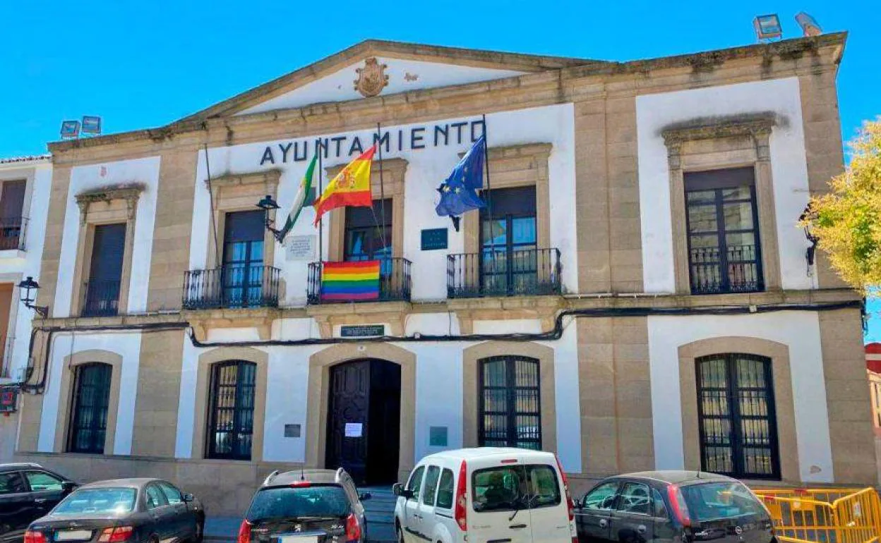 La fachada del Consistorio luce la bandera arcoriris. 