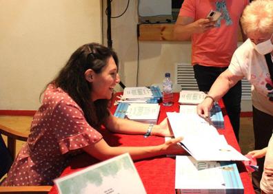 Imagen secundaria 1 - Presentado el cuento 'Vuelve pronto, ¡Te echamos de menos¡'