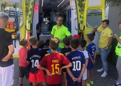 Imagen secundaria 1 - El Campus de Verano AD Arroyo Fútbol Sala comienza con la visita de DYA Extremadura