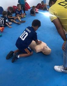 Imagen secundaria 2 - El Campus de Verano AD Arroyo Fútbol Sala comienza con la visita de DYA Extremadura