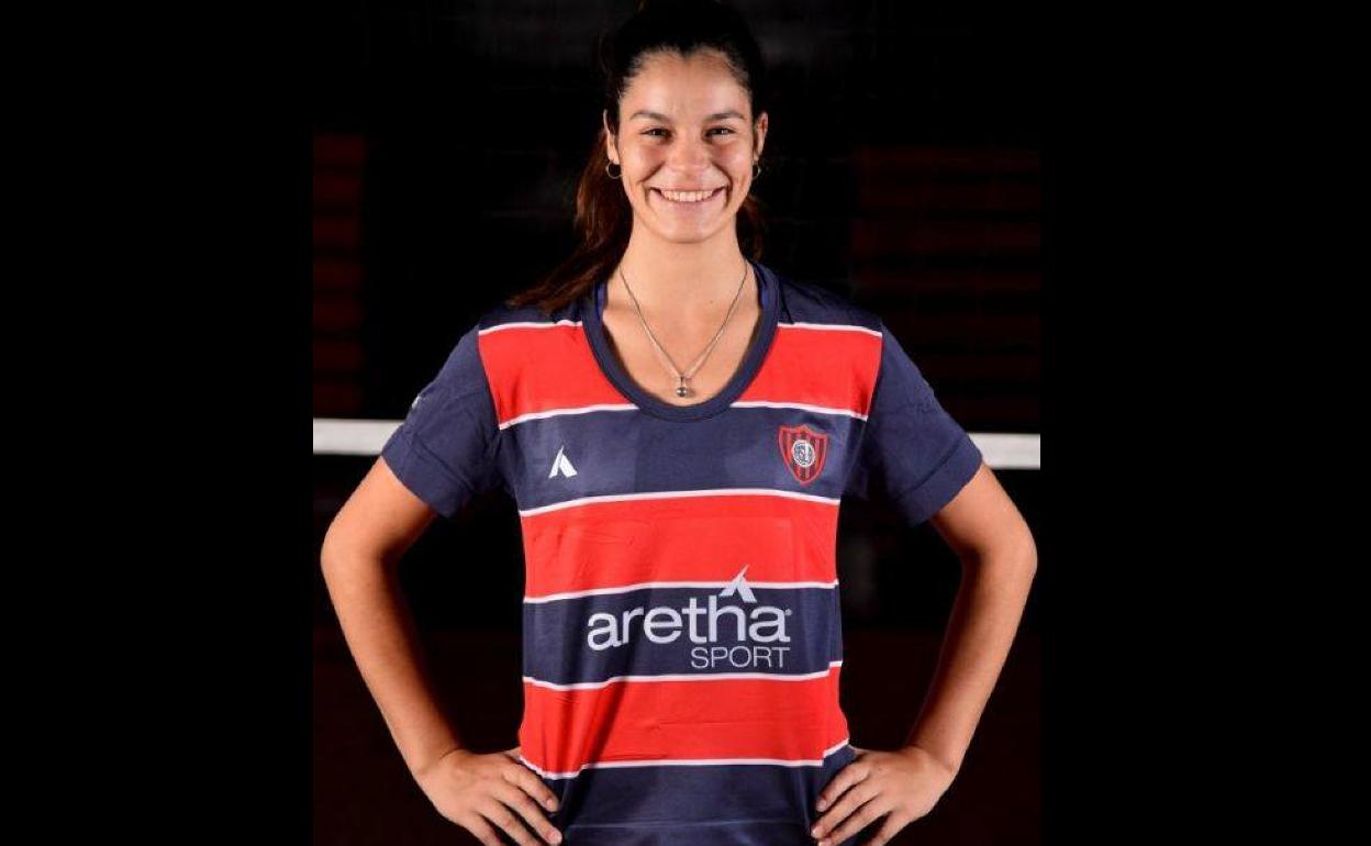 Juliana Ocaña con la camiseta del San Lorenzo argentino. 