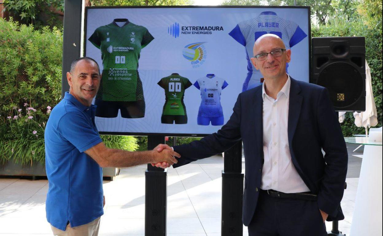 Adolfo Gómez junto a Ramón Jiménez y los bocetos de las camisetas de la próxima temporada. 
