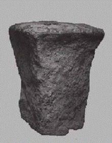 Imagen secundaria 2 - Inscripción lusitana con caracteres romanos que puede indicar el nombre primigenio de la población y de su río inmediato. «Isaicid rueti puppid Carlae enetom indi na…»[De estamanera reza lo que en / para Carla (está)introducido / establecido