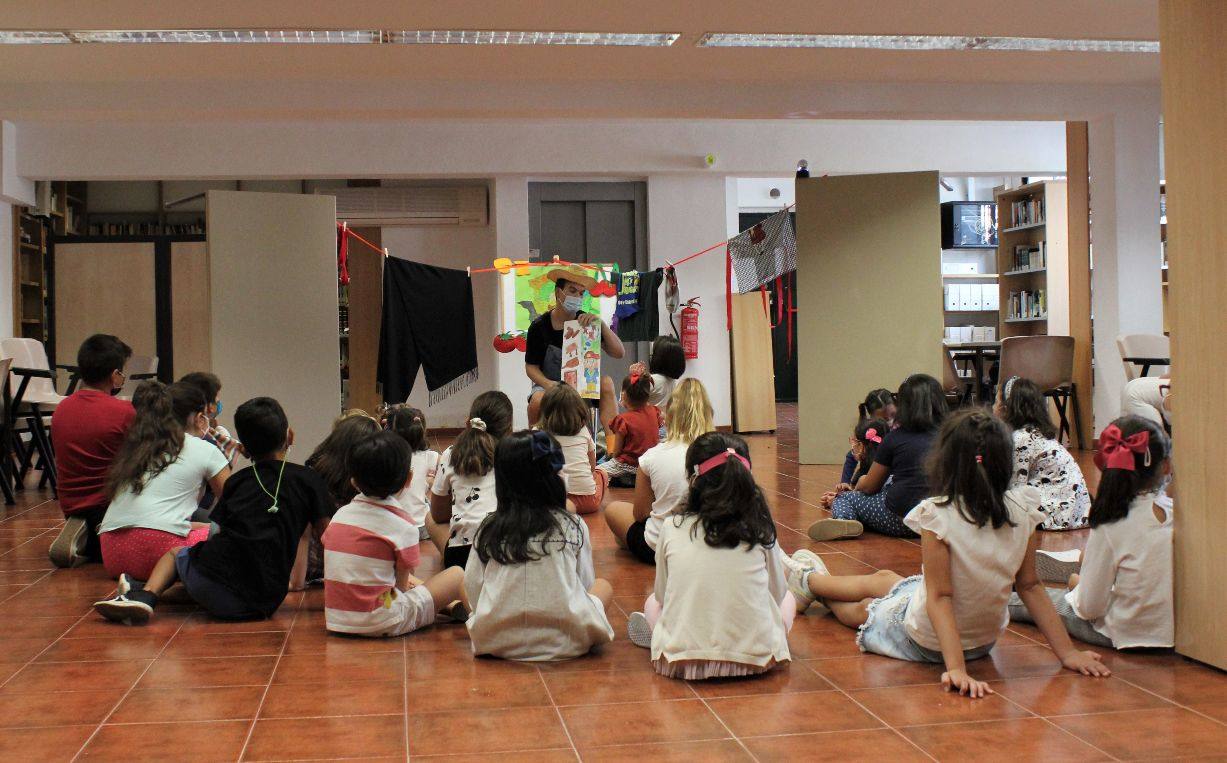 Una de las actividades de cuentacuentos desarrollada en la biblioteca arroyana. 
