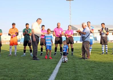 Imagen secundaria 1 - El amistoso entre el Arroyo CP y el CP Cacereño inauguró el nuevo césped del Municipal