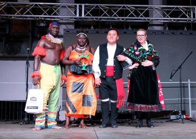 Imagen secundaria 1 - Ballet Kassoumaye y El Harriero pusieron ritmo a la Plaza de la Constitución