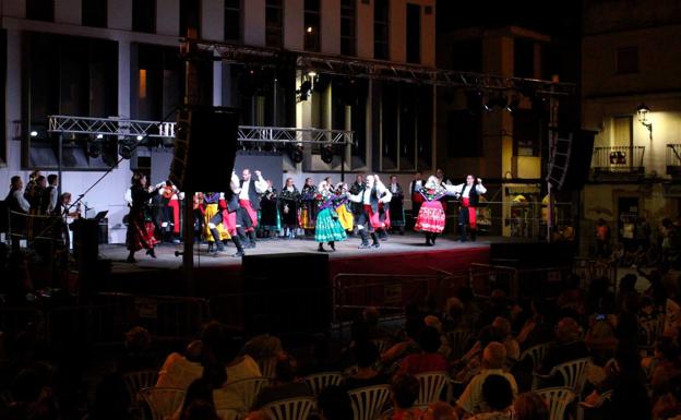 Imagen principal - Ballet Kassoumaye y El Harriero pusieron ritmo a la Plaza de la Constitución
