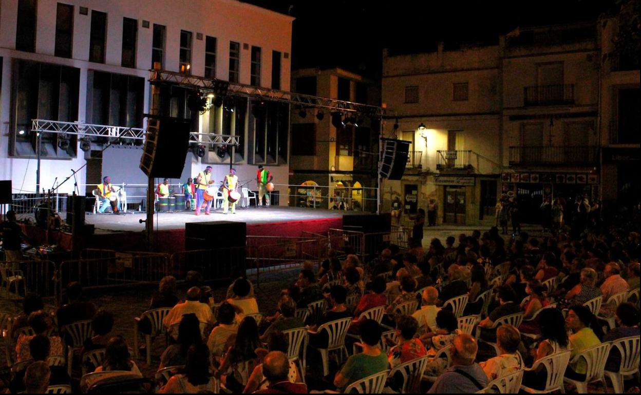 El grupo de Senegal actuando frente a una plaza repleta de gente. 