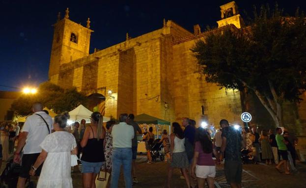 Imagen principal - Gran afluencia de público durante el Mercado Artesanal Nocturno