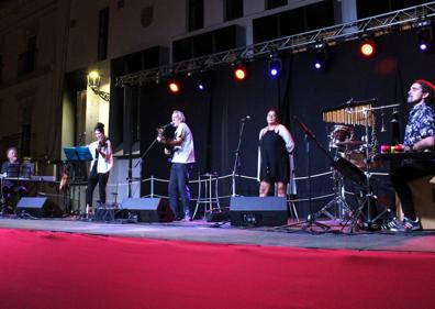 Imagen secundaria 1 - Luis Pastor emociona al público arroyano