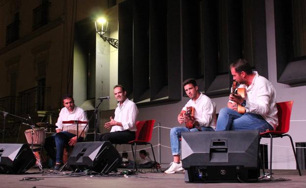 Imagen principal - Gran asistencia al espectáculo de Cantes Taurinos