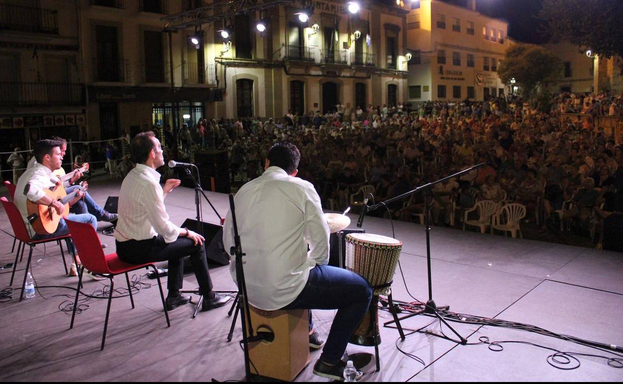 Un momento de la actuación de Faus Flamenco ante una plaza llena. 