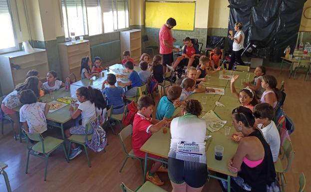 Imagen principal - Arriba, los niños disfrutan de una fiesta de clausura. Debajo, actividad de yoga con Nieves Fresneda y visita al Circular Fab. 