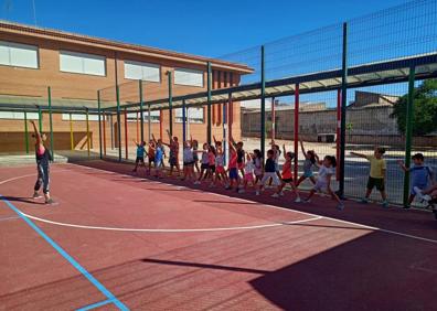 Imagen secundaria 1 - Arriba, los niños disfrutan de una fiesta de clausura. Debajo, actividad de yoga con Nieves Fresneda y visita al Circular Fab. 