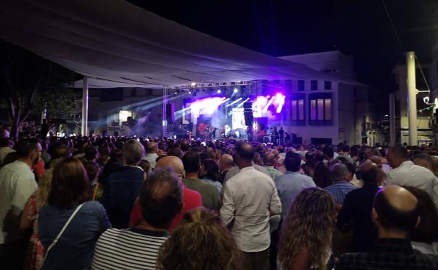 Imagen principal - La Plaza de la Constitución vibró con Los Mojinos Escozíos