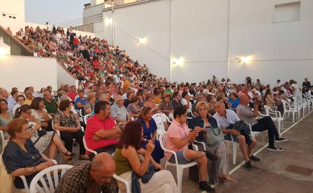 Imagen principal - Parte del público asistente al acto. 