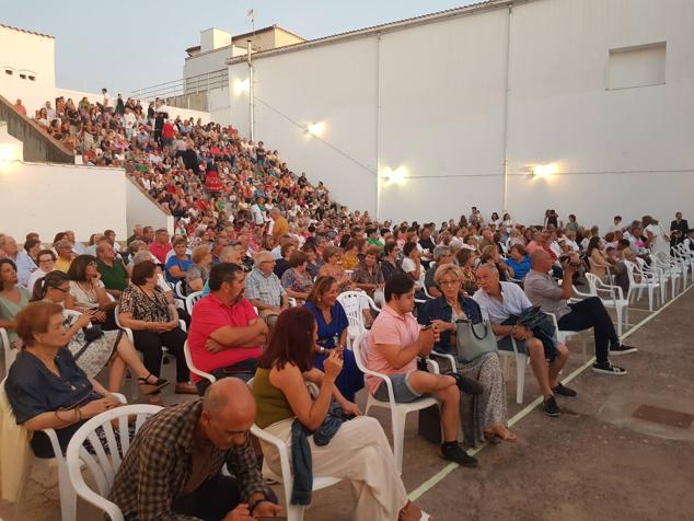 Público asistente al acto de Día de Extremadura y entrega de medallas de Arroyo de la Luz.