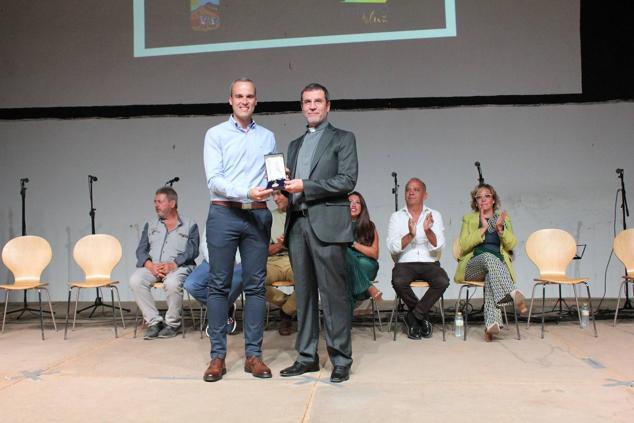 Entrega de medalla a Juan Manuel García Acedo.